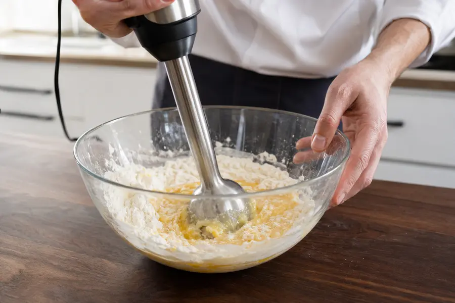Mélanger farine et œufs — Pâte à crêpes express