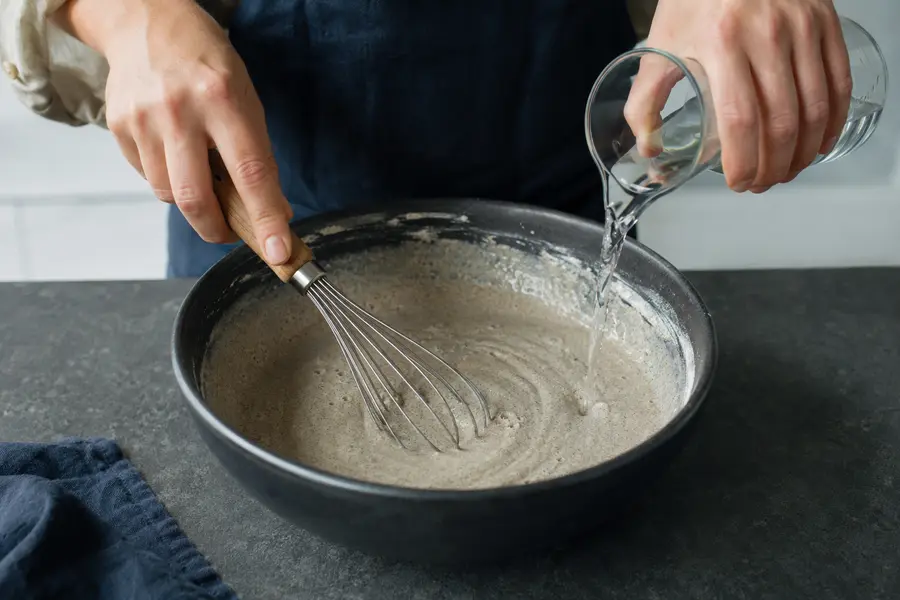 Verser l’eau progressivement — Galettes de blé noir