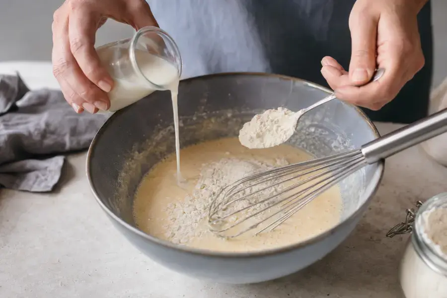 Ajouter le lait progressivement — Pâte à crêpes simple