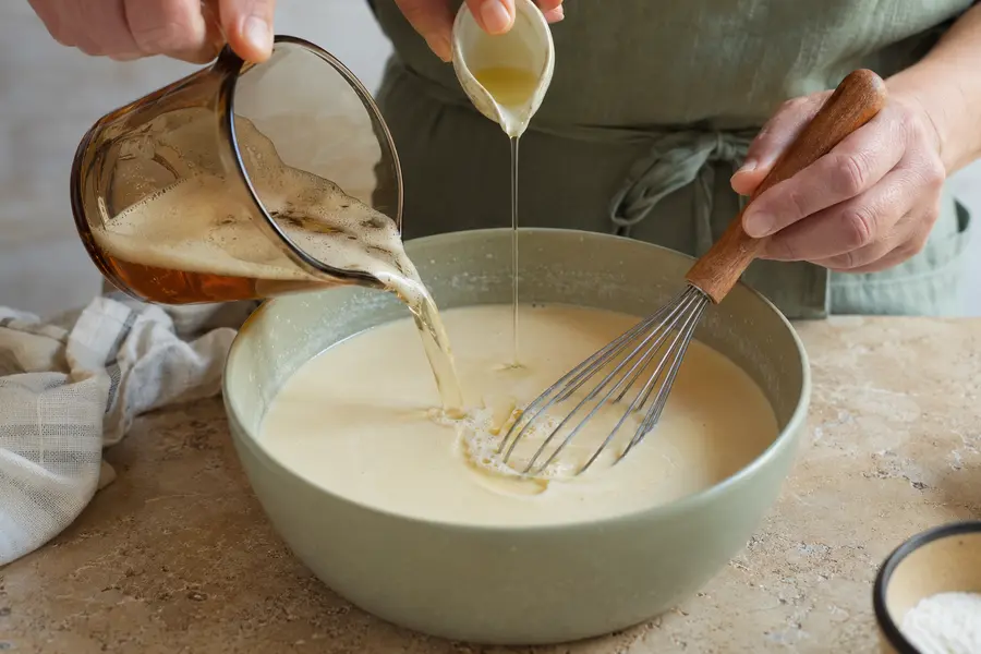 Incorporer l’huile et la bière — Pâte à crêpes simple