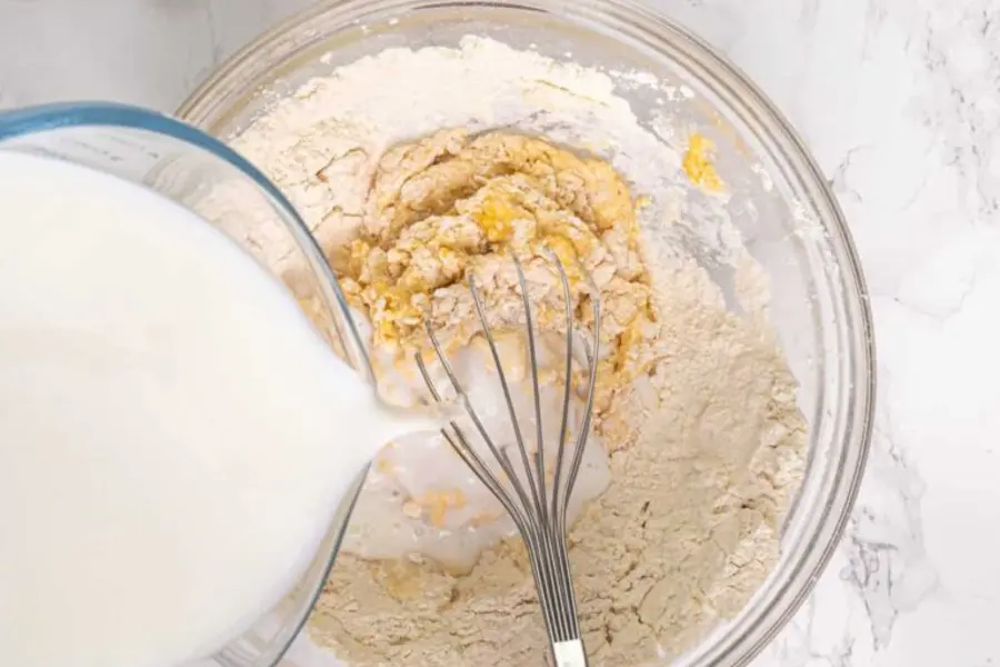 Verser le lait progressivement — Crêpes Recette